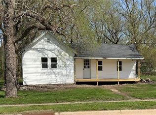 512 S 5th St, Manchester, IA 52057