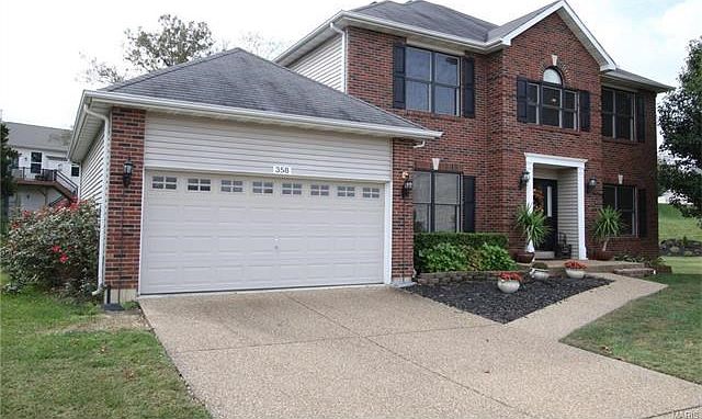 Welcome to Balmoral Castle Drive - Brick front and aggregate driveway & walkway.....