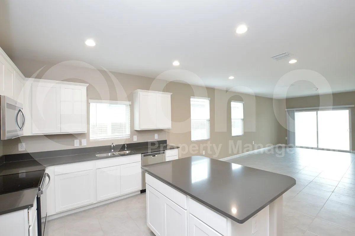 4 bed, 2.5 bath, 1867 sqft, $1,965 — Photo 4