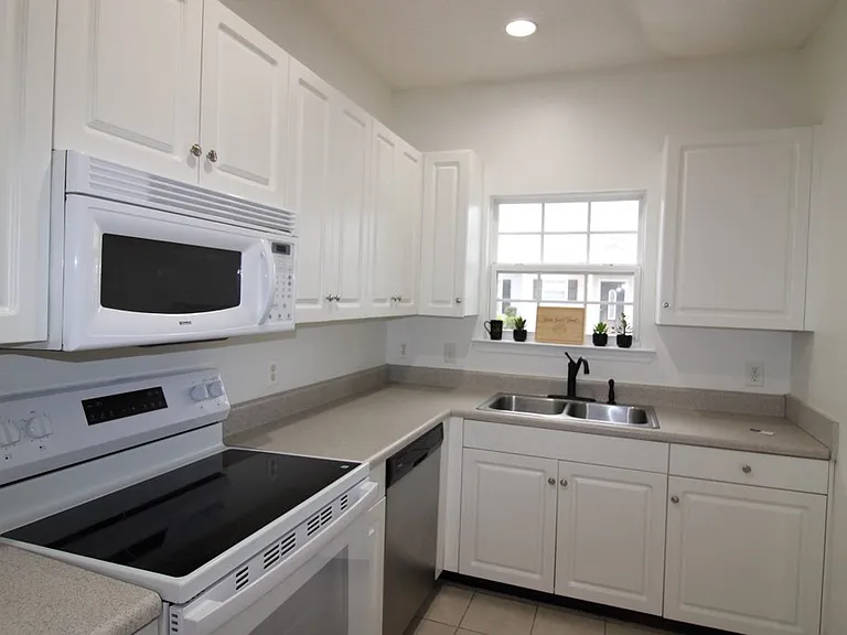 348 Moss Creek Ln — Photo 8