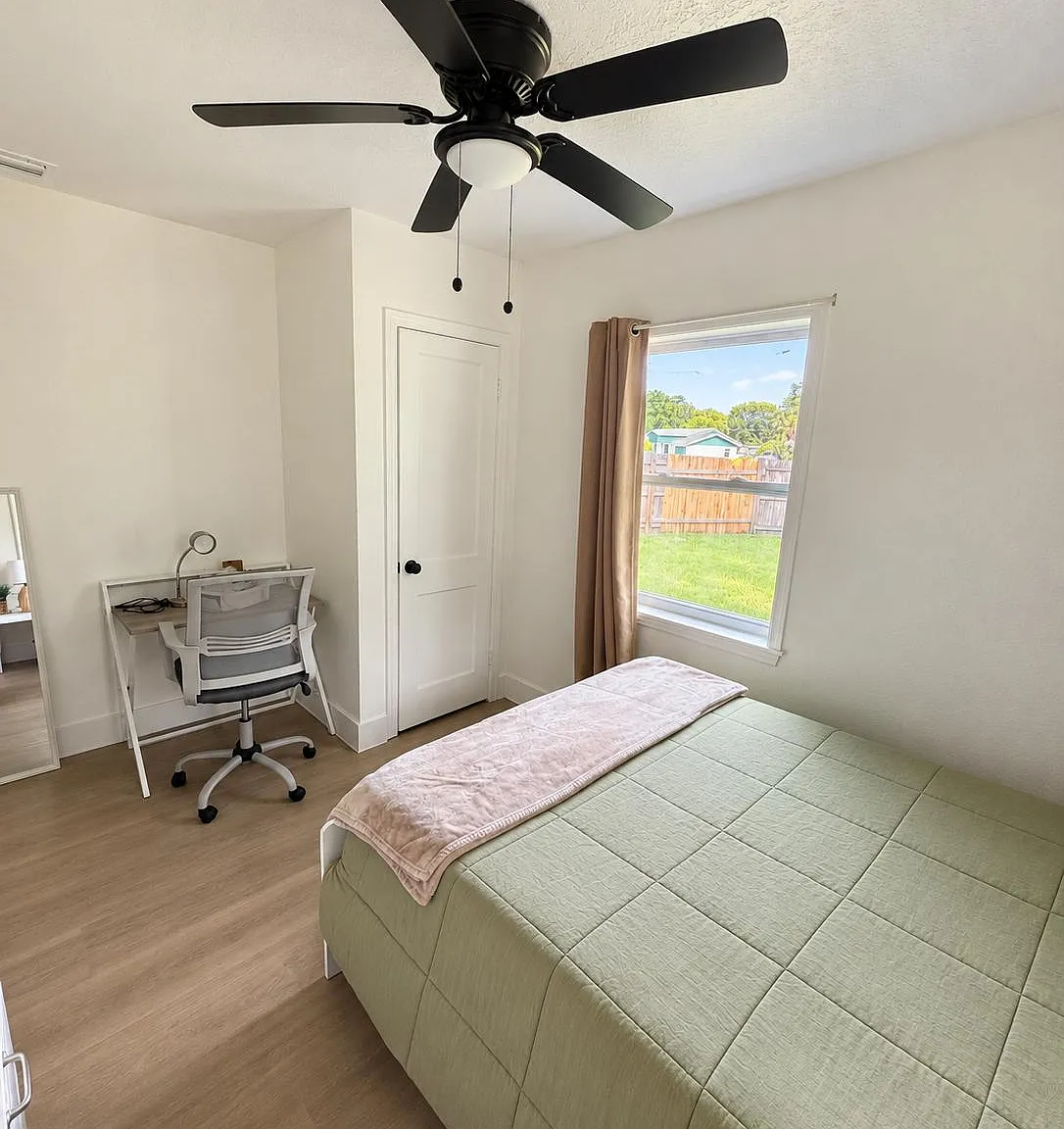 4 bed, 2.0 bath, 1120 sqft, $927 — Photo 2