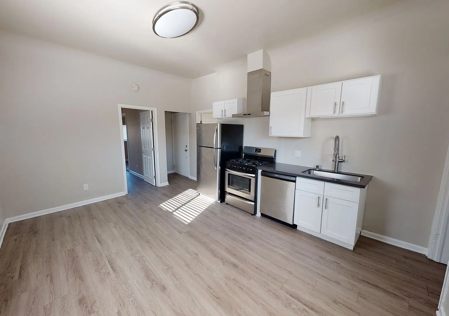 Free Rent! 1 Bed & 1 Bath Unit Available - Los Angeles! — Photo 4