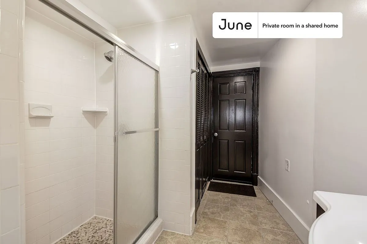 Queen bedroom in 3 bed/2 bath home in Capitol Hill #179 GA — Photo 4