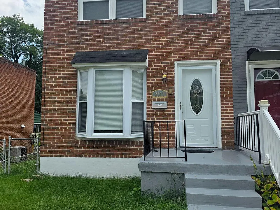 2717 Woodland Ave
