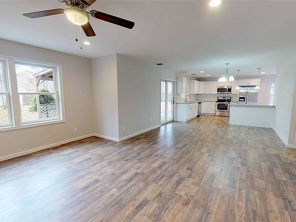 3rd image of 10 Sugarbush Ln