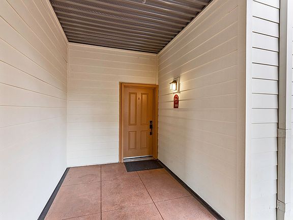 3rd image of 320 32nd St Unit 108