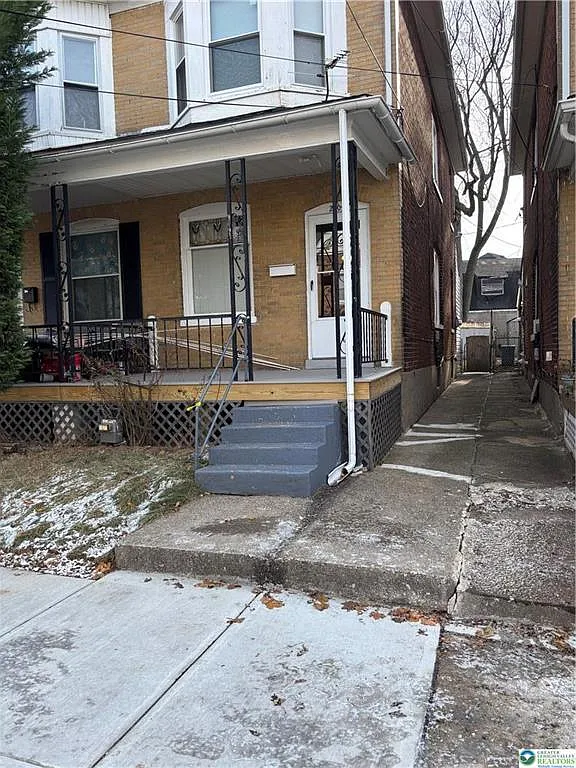 3 bed, 1.0 bath, 1213 sqft, $2,000 — Photo 2