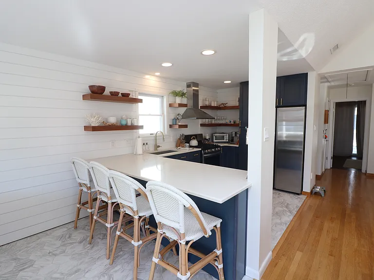 411 N Vendome Ave — Photo 3