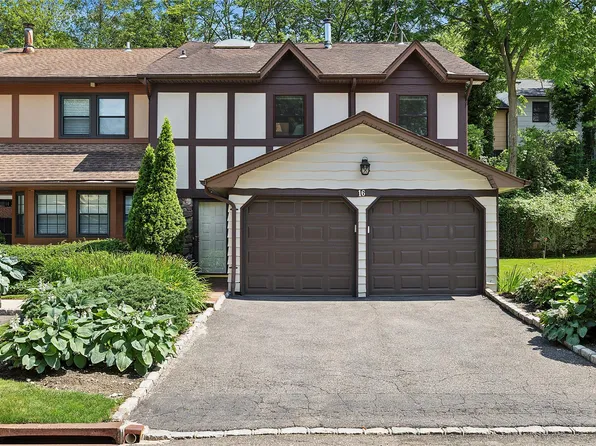 16 Hampton Way, Woodbury, NY 11797