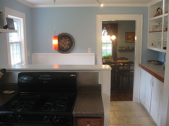 Kitchen, with built-in booth
