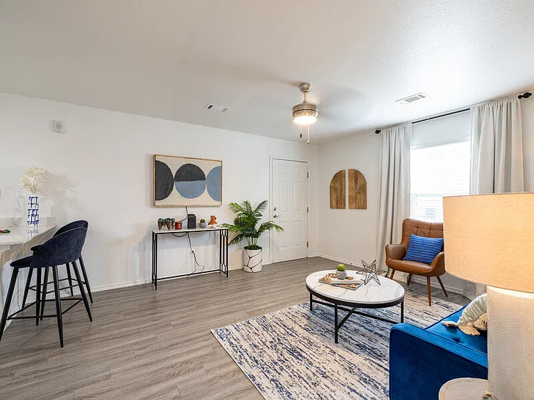 The Frisco Apartments on Walnut — Photo 10