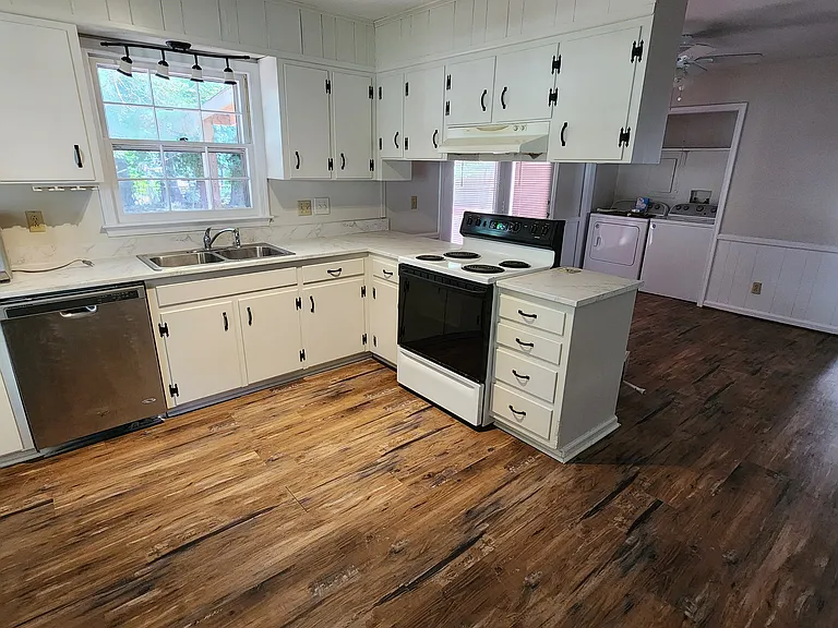 2312 Sierra Dr — Photo 2