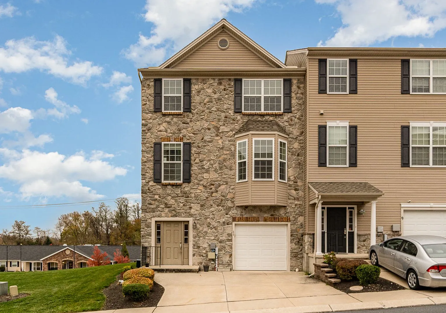 Welcome to this charming 3-bedroom, 2.5-bathroom house located in Lemoyne, PA. — Photo 2