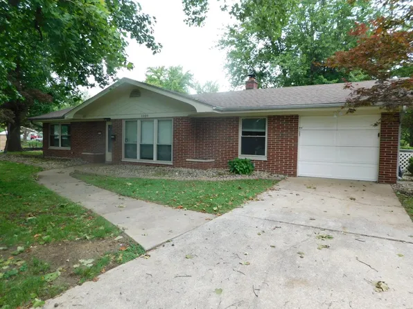 1009 Blue Ridge Dr, Belleville, IL 62223