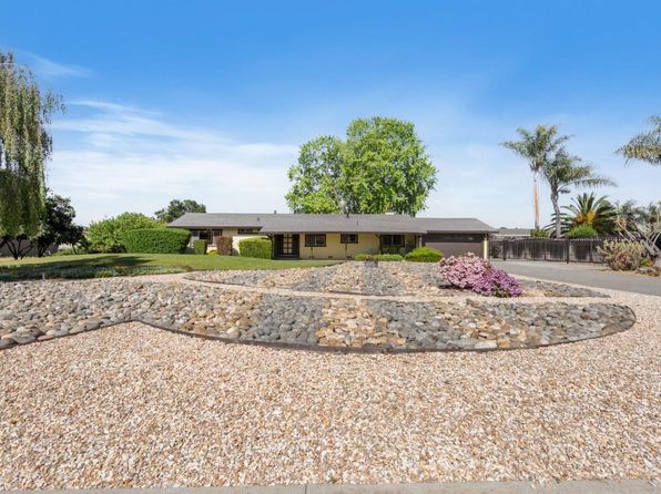 220 Holliday Dr, Hollister, CA 95023