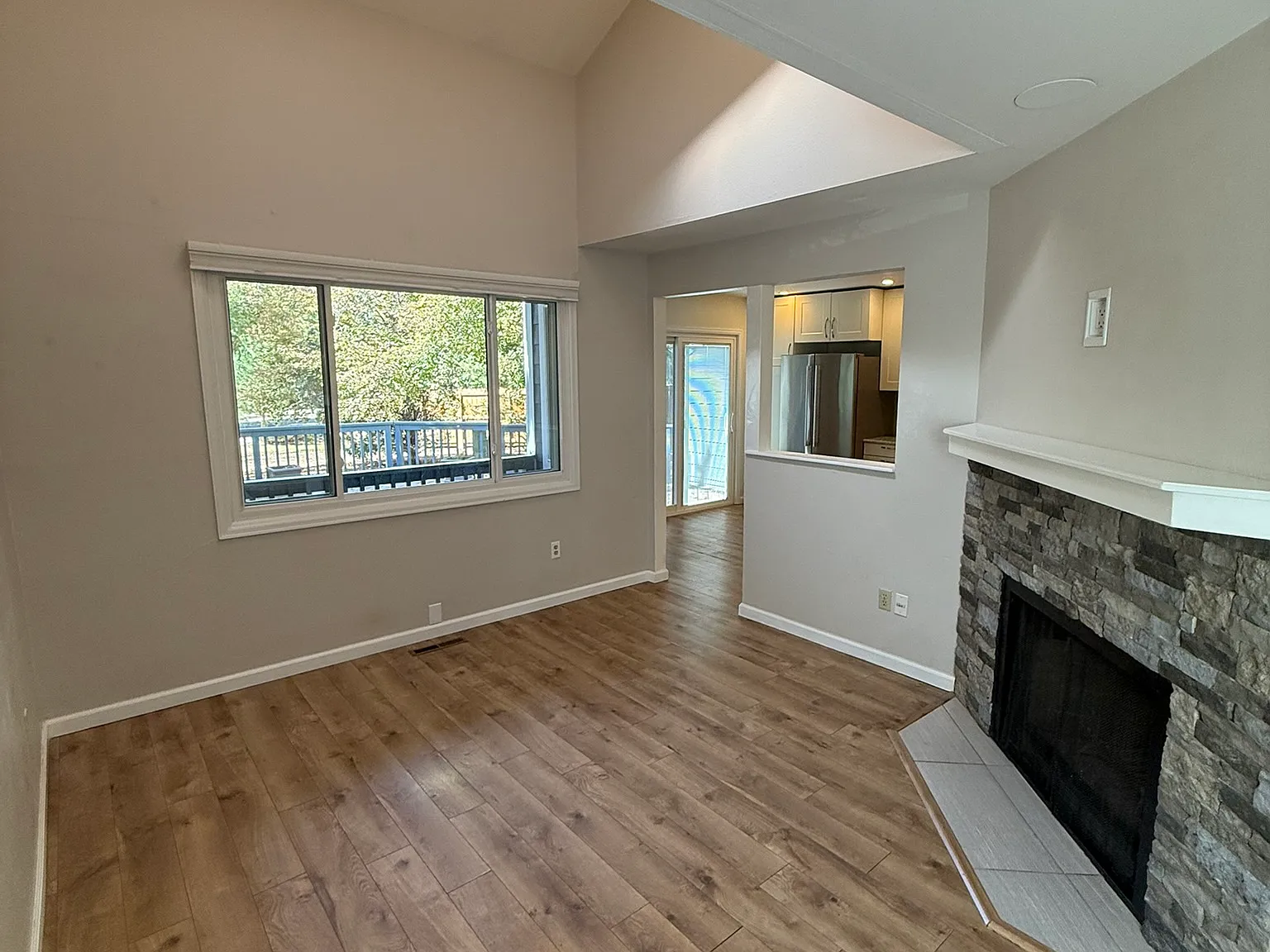 4 bed, 2136 sqft, $4,260 — Photo 4