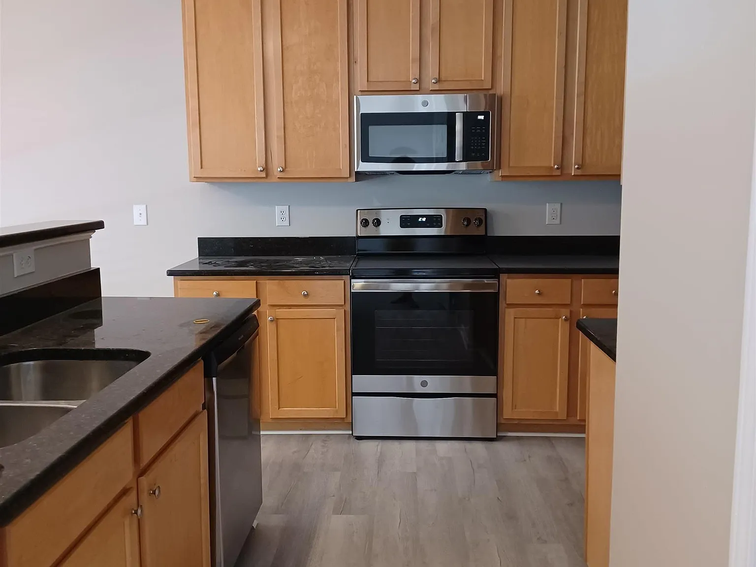 3 bed, 2.5 bath, 1675 sqft, $2,195 — Photo 2