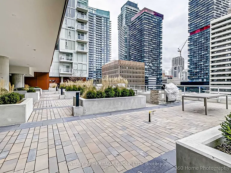 33 Helendale Ave #1011 — Photo 19