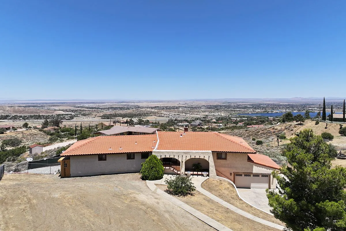 4 bed, 3.0 bath, 2894 sqft, $4,490 — Photo 1