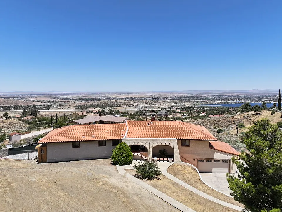 1055 Lakeview Dr