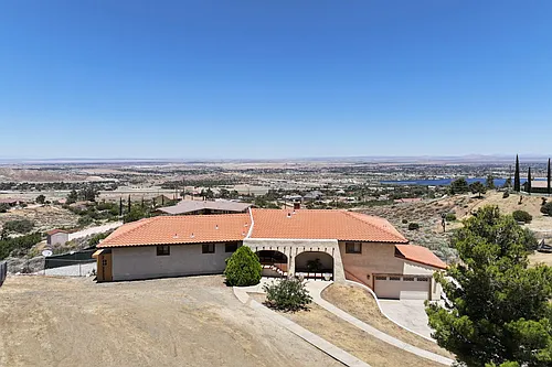 1055 Lakeview Dr Photo 1