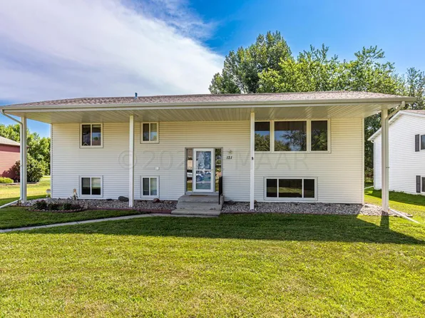 121 3rd Ave S, Casselton, ND 58012