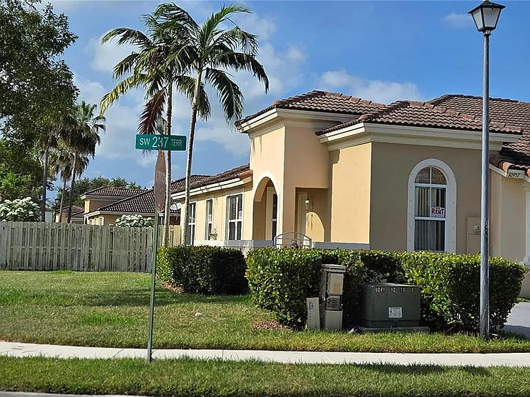10957 SW 237th Ter #10957 — Photo 1