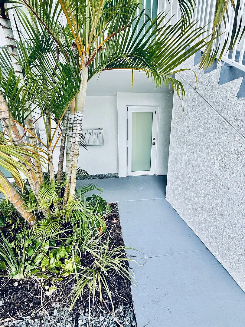 Newly Renovated Studio/1 Bath/ Walk To The Beach — Photo 4