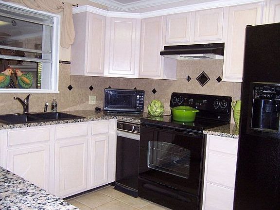 3rd image of 615 Lockener Ave