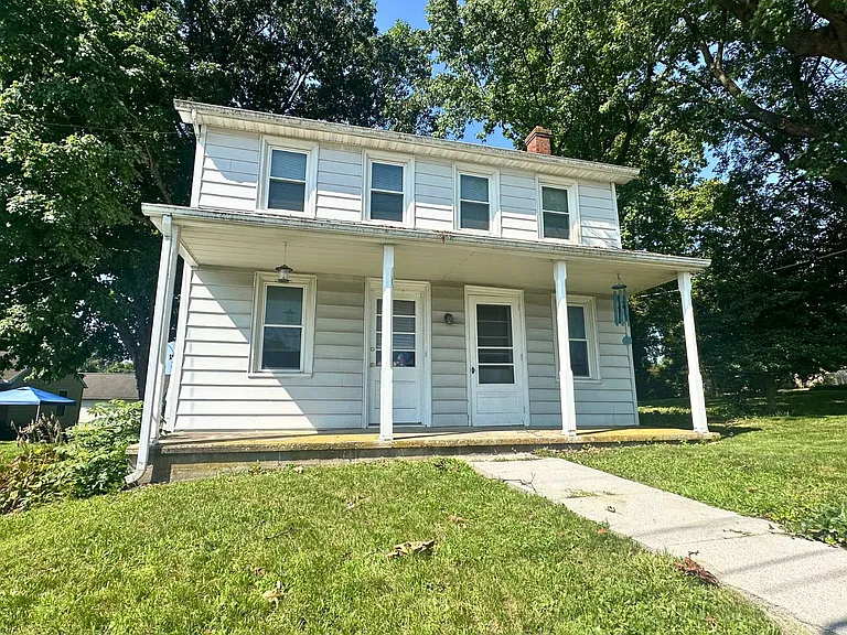1404 E Newport Rd — Photo 2