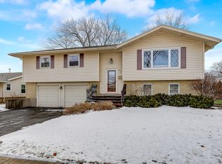 45 Keswick Rd, Elk Grove Village, IL 60007
