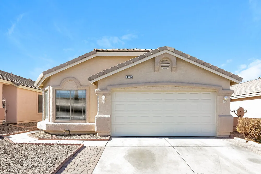 3 bed, 2.0 bath, 1409 sqft, $2,315 — Photo 1