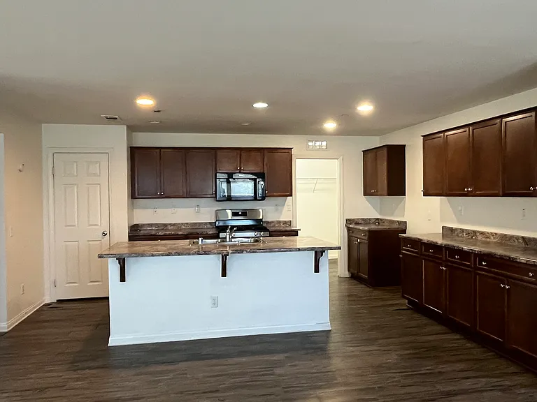 160 Yosemite Ave — Photo 2