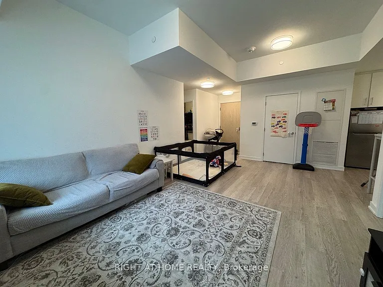 3 Strathgowan Ave #202 — Photo 5