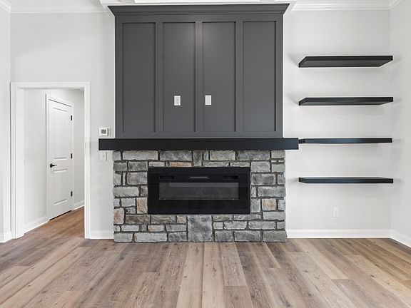 5th image of 308 Mohegan Trl