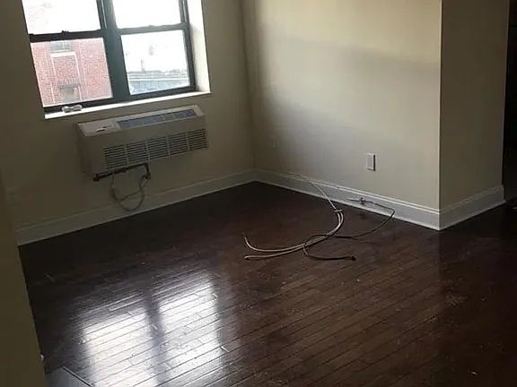 2nd image of 2045 Colonial Ave #1