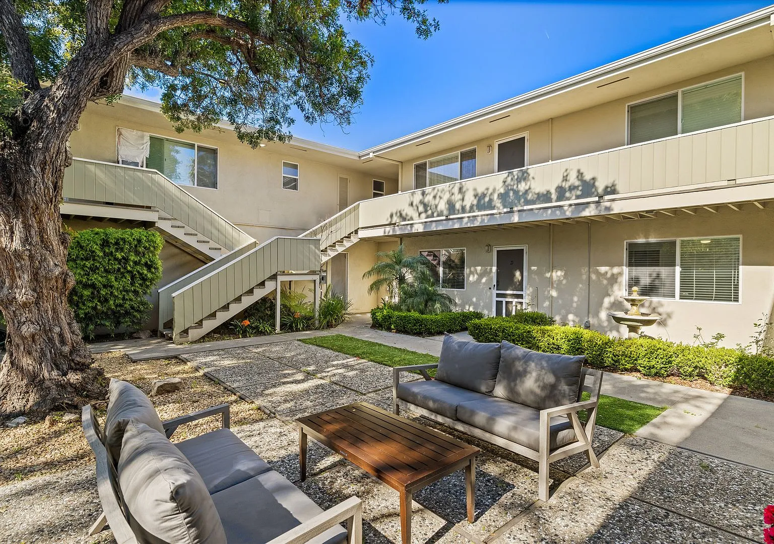 Stunning and Modern 2-Bedroom 1-Bath Apartment in Downtown Santa Barbara — Photo 1