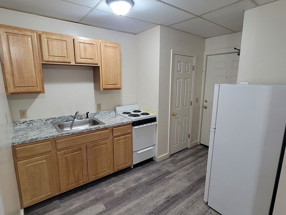 Kitchen, pantry, entry door