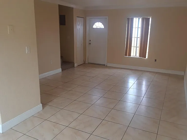 835 NW 2nd St #5 — Photo 6