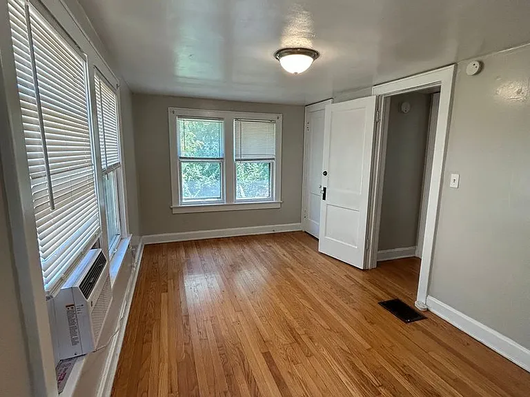 5345 Charlotte St — Photo 10