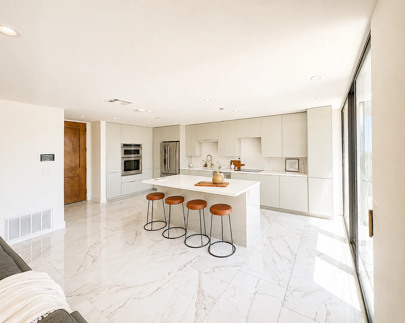 Stunning Remodeled Condo with Iconic Disney Concert Hall Views in the Heart of Downtown LA! — Photo 2