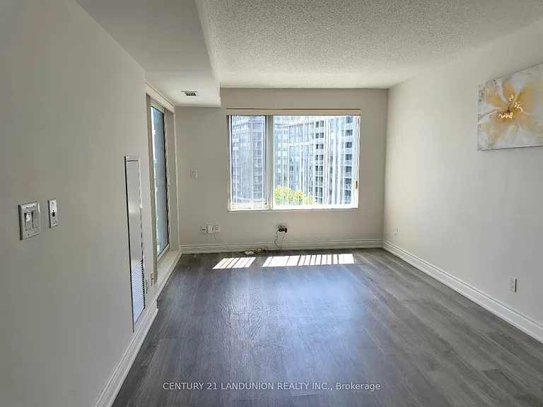 233 S Park Rd #915 — Photo 2