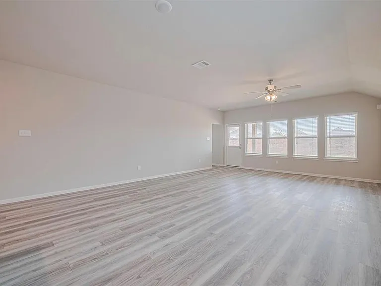 5818 Capri Forest Dr — Photo 12