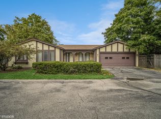 1406 Estate Ln, Glenview, IL