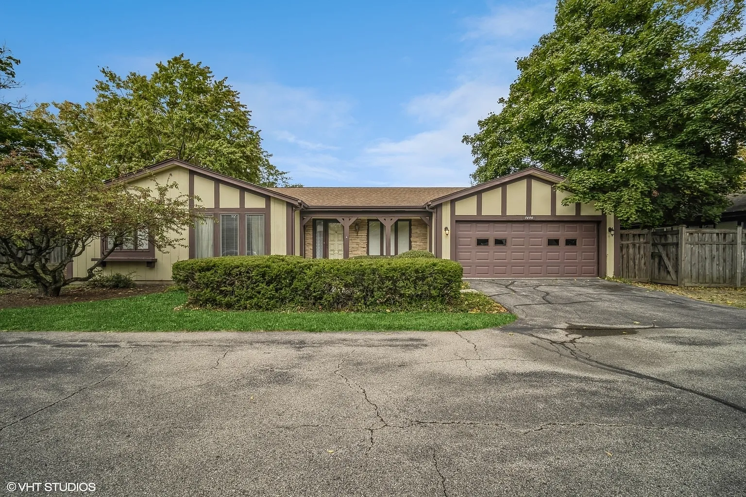 1406 Estate Ln photo 1
