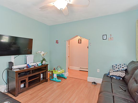 4th image of 20 Hazelwood St Floor 1