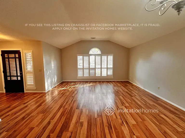 2110 Castle Dr — Photo 2