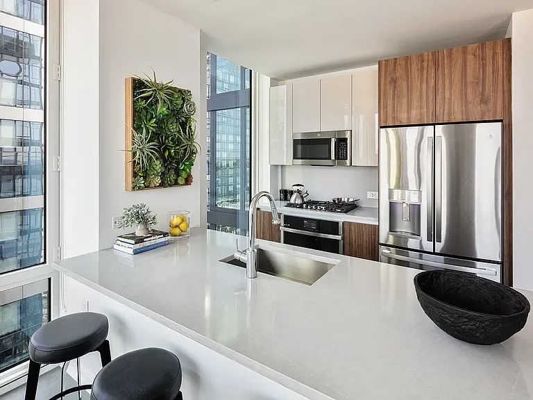 606 W 30th St #33G — Photo 3