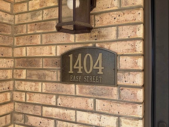 2nd image of 1404 Easy St