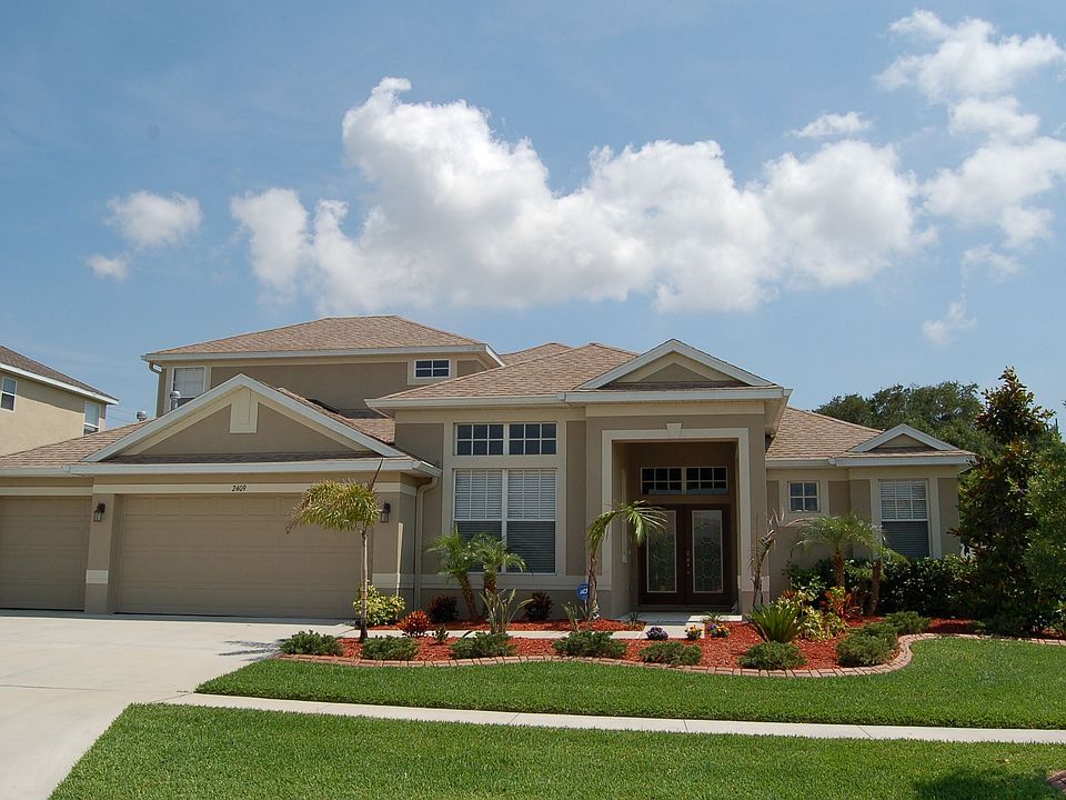 Gorgeous & well landscaped !